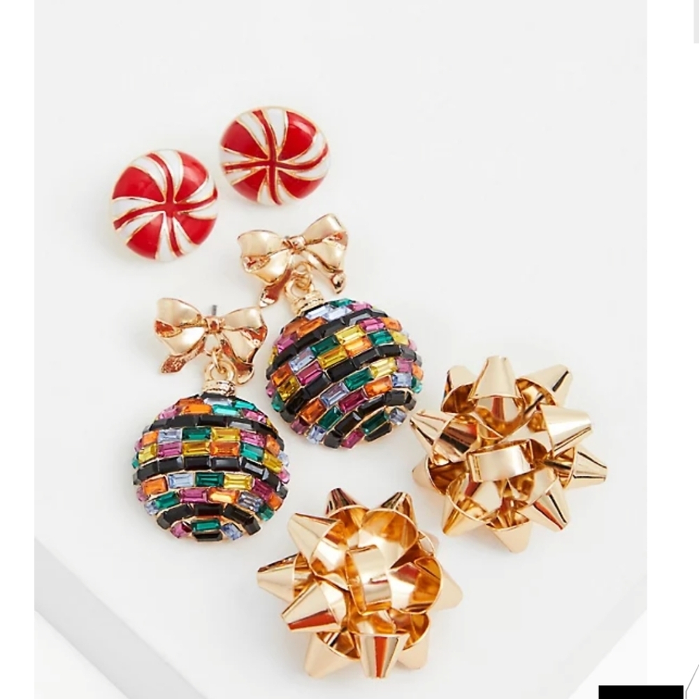 🎀🆕GOLD-TONE AND ORNAMENT EARRING SET🎀
